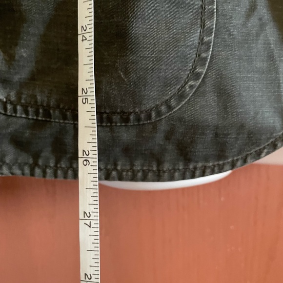 Gap XS jean jacket in an aged look. Two button closure & two front deep pockets. - Picture 5 of 11